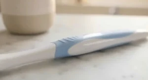 Comfortable, non-slip grip handle of an affordable soft bristle toothbrush designed for daily use.